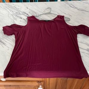 Ribbed maroon open shoulder light weight shirt. Very cute 3xl